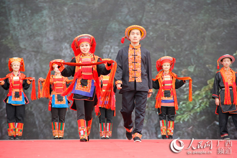 “世界瑶都”上演“瑶族时装秀” 色彩斑斓夺人眼球--人民网广西频道--人民网