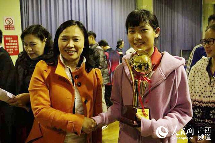 司董事长骆慧给获得女团冠军的广西电力学院