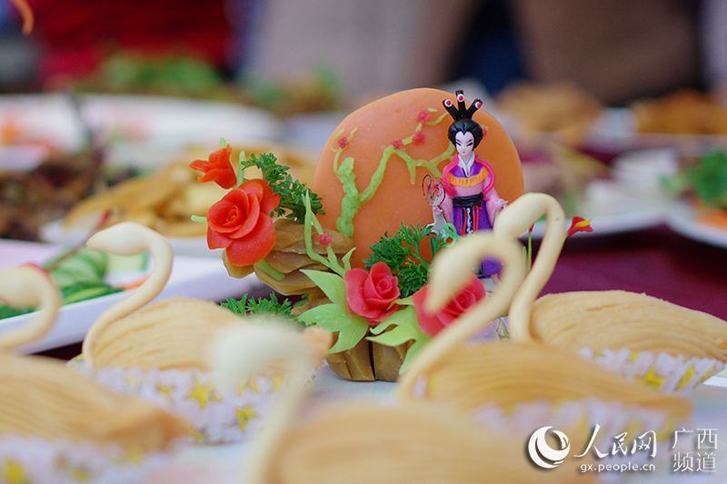 广西合山办特色美食评选 现场制作传统民间小吃