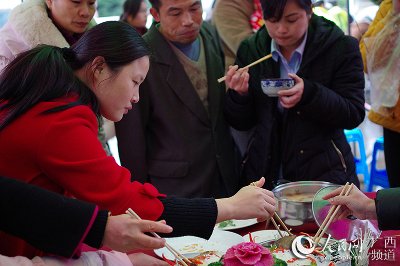 广西合山办特色美食评选 现场制作传统民间小吃