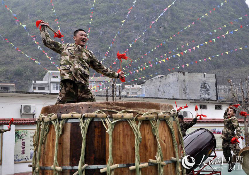 广西南宁:警营擂鼓迎新年