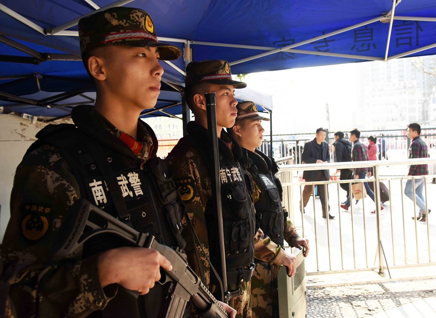 1月18日,武警执勤官兵在南宁火车站执勤