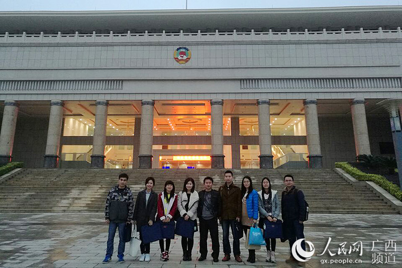 广西大学马克思主义学院研究生在两会中实践