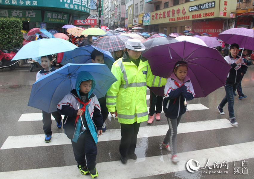 桂平市:开学第一天 交警雨中坚守护学岗
