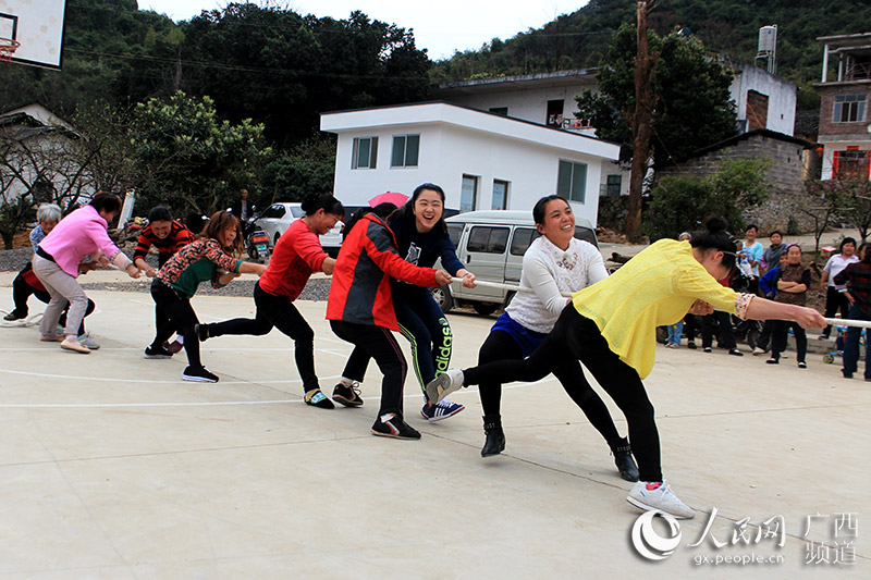 恭城举办乡村趣味运动欢度三八妇女节
