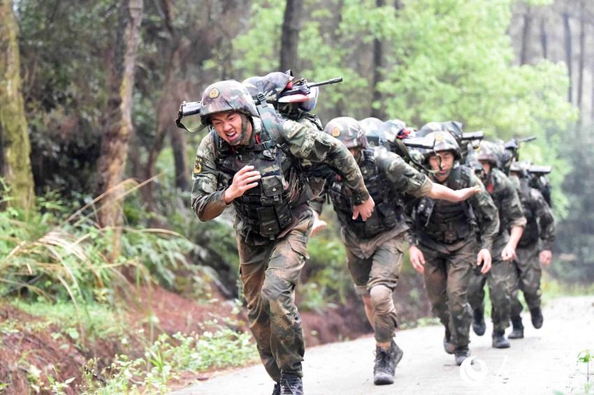 广西南宁:武警特战演绎"血性青春"