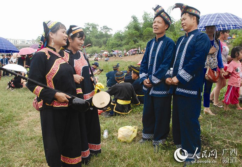 男女山歌选手在进行即兴情歌对唱比赛活动(资料图片)