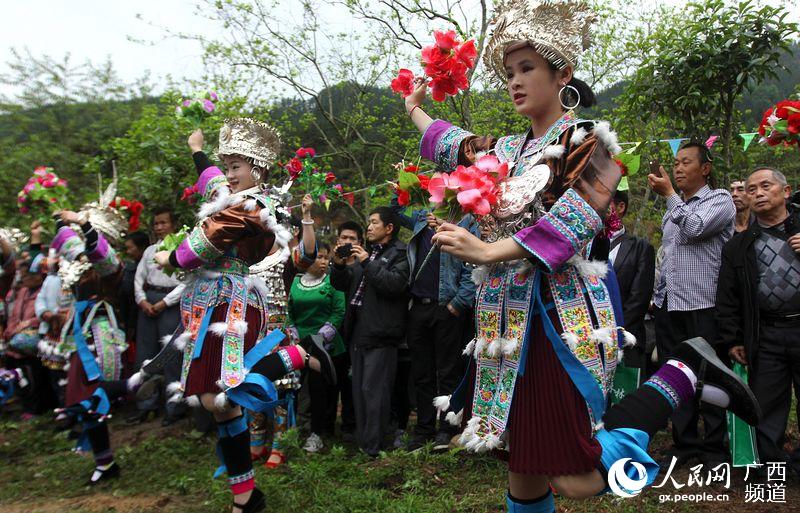 广西春暖壮乡歌如海多彩民族共庆三月三