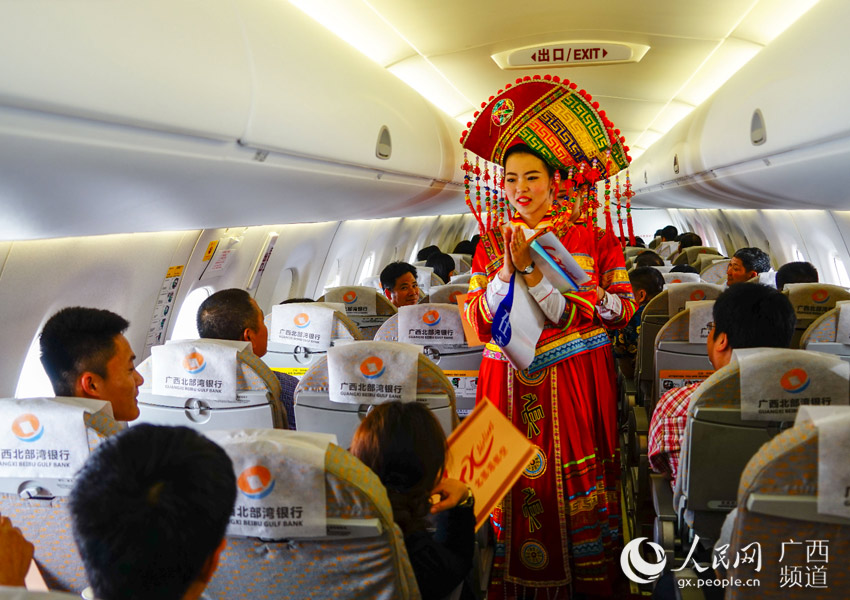 广西：空姐化身刘三姐 万米高空唱山歌