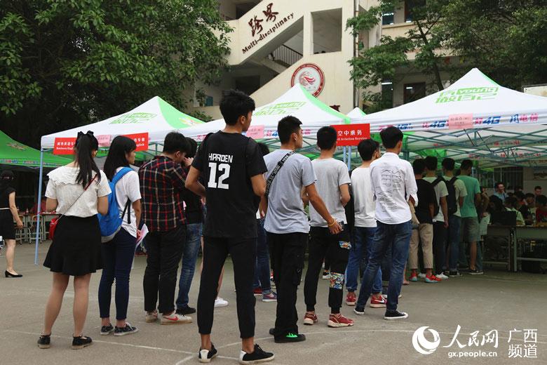 有空中乘务专业的大学_空中乘务招生收入(2)