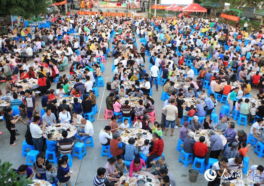 广西硕龙:自办"百家宴"共叙邻里情