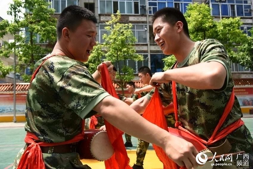 5月22日，武警官兵正在练习腰鼓动作。 