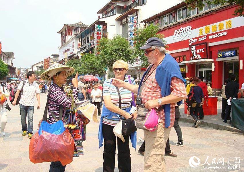 桂林百姓国际范 大妈英语推销旅游产品