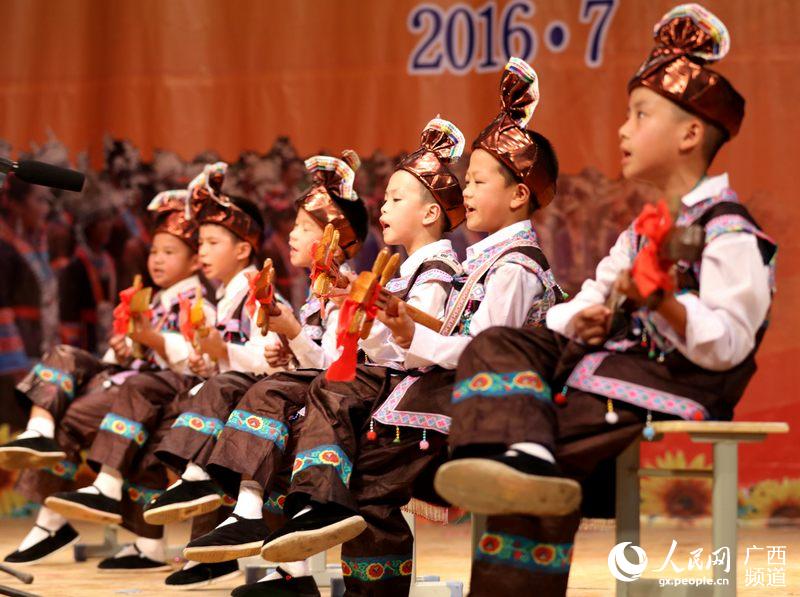 7月9日，广西柳州三江侗族自治县在县城举办首届中小学民族文化体育艺术节，学生在表演琵琶歌