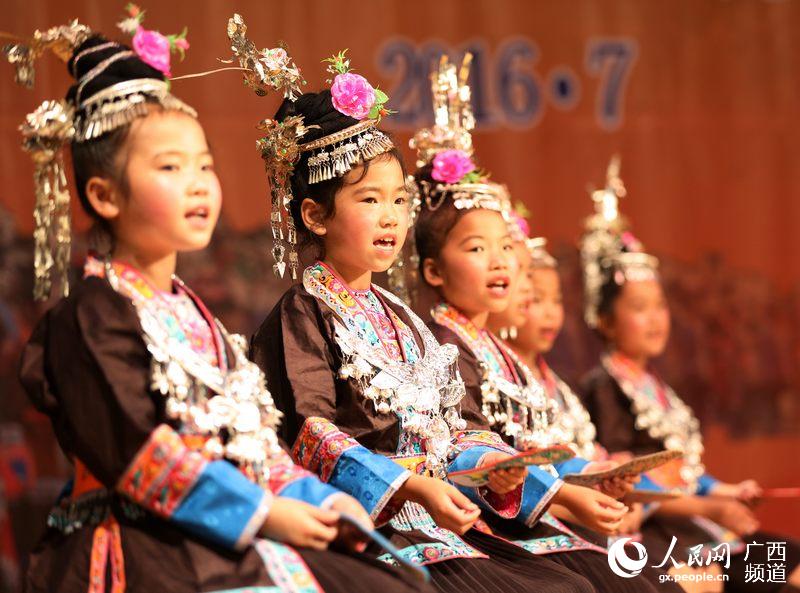 7月9日，广西柳州三江侗族自治县在县城举办首届中小学民族文化体育艺术节，学生在演唱侗族大歌