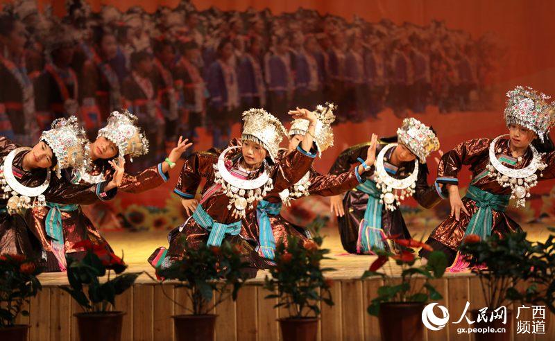 7月9日，广西柳州三江侗族自治县在县城举办首届中小学民族文化体育艺术节，学生在舞台上表演民族舞蹈
