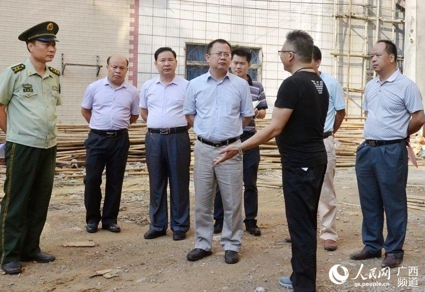 宜州市委书记周飞到重点项目建设工地现场办公