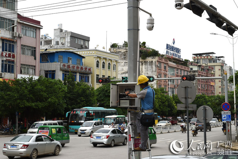中国电信技术人员在巡查确保天网系统安全运