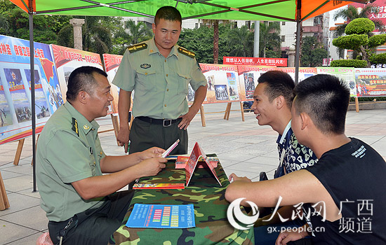 中国适龄工作人口_人武部门工作人员接受适龄青年服兵役条件咨询.-今冬征兵(3)