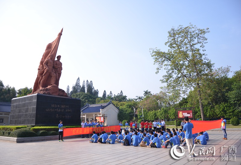 上午9时,南宁南湖公园李明瑞韦拔群烈士纪念馆前,学生自发组织活动