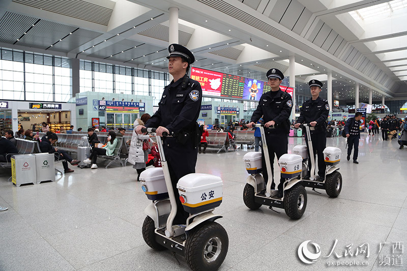 高清组图:南宁铁路公安局温暖旅客回家路