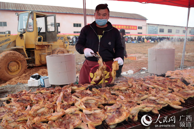 广西隆安:农民烤制800多只土窑鸡庆丰年