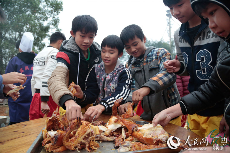 广西隆安:农民烤制800多只土窑鸡庆丰年