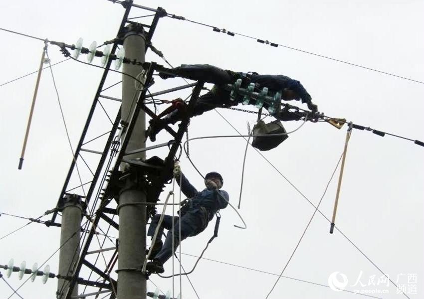 钦州城郊供电:输电线路紧急消缺保春节供电安全