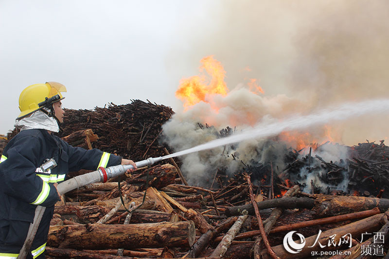 广西上思木材厂发生火灾 消防官兵奋战10小时