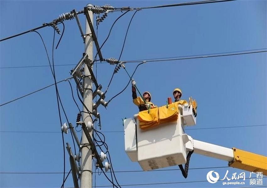 桂林供电局举办2017年安康杯配电带电作业技