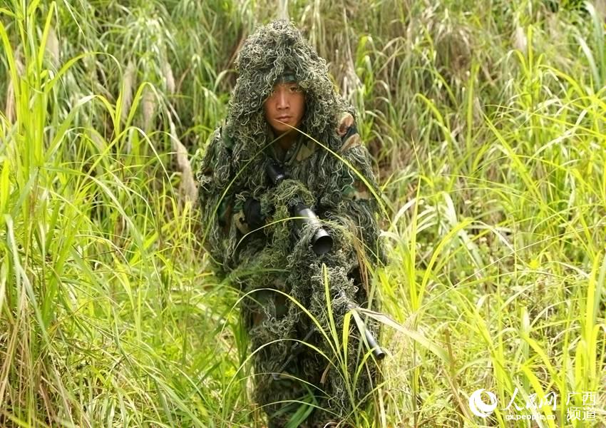 2017年5月5日,武警特战狙击手正在野外进行训