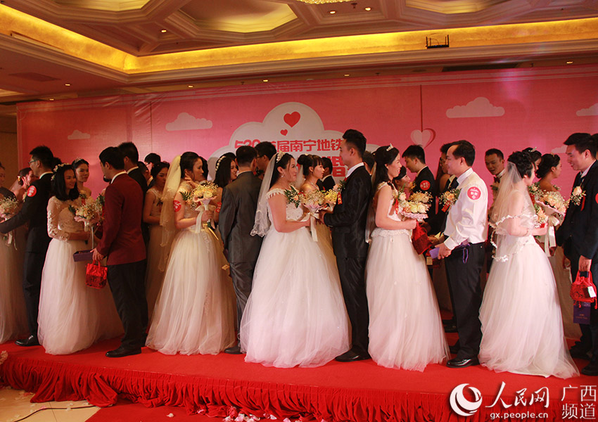 新人們交換婚戒，宣誓相互扶持走過一生