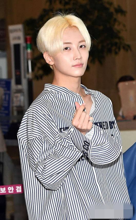 SEVENTEEN机场LOOK曝光 李灿尹净汉全圆佑比心魅力十足【组图】