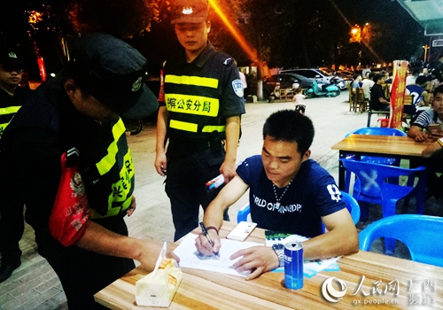 广西来宾500名警察陪同考生上“高考考场”