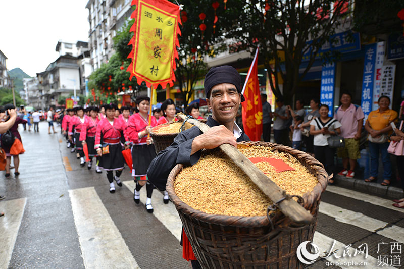 6月9日，瑶族群众在梯田文化节上巡游（潘志祥/摄）