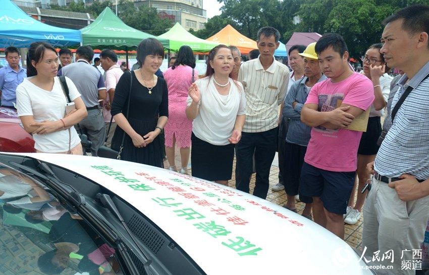 广西忻城：街头推介绿色消费 倡导低碳新生活