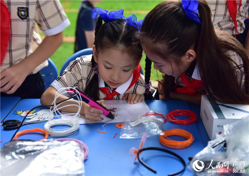 南宁市滨湖路小学小创客们正在用3D打印笔进