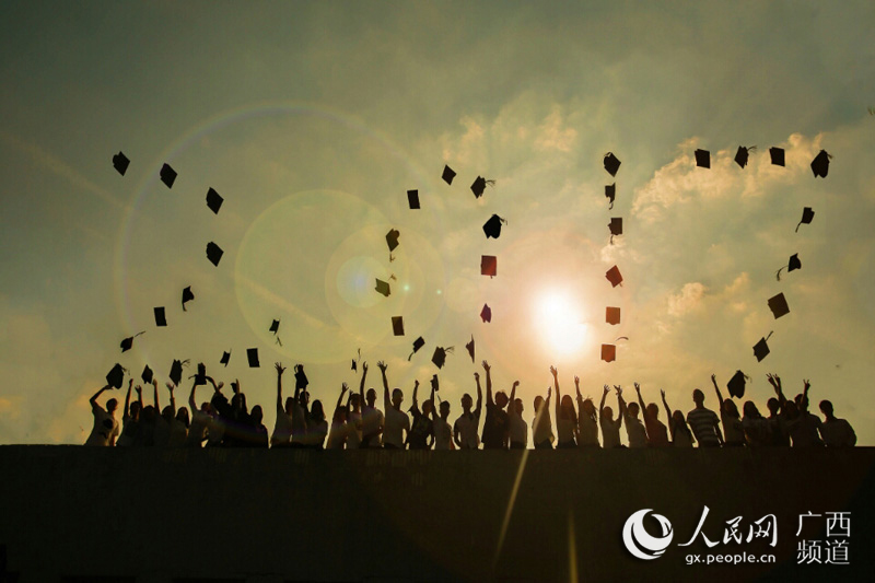 广西高校学生摄影师拍唯美毕业照 两月收入近