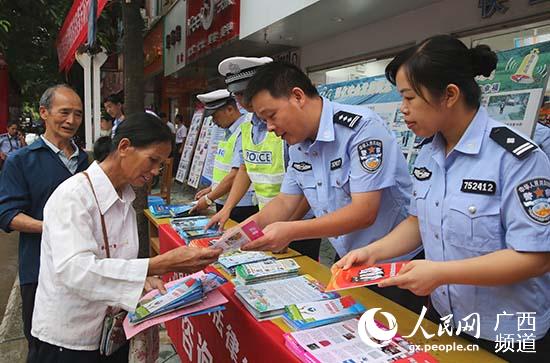 民警向群眾介紹毒品的對人體的危害