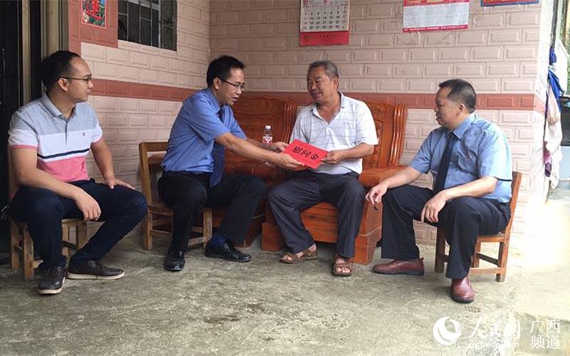 秦義永慰問仁安村老黨員