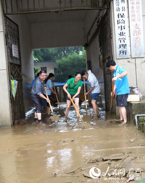 广西全州：受灾严重 干群积极救灾