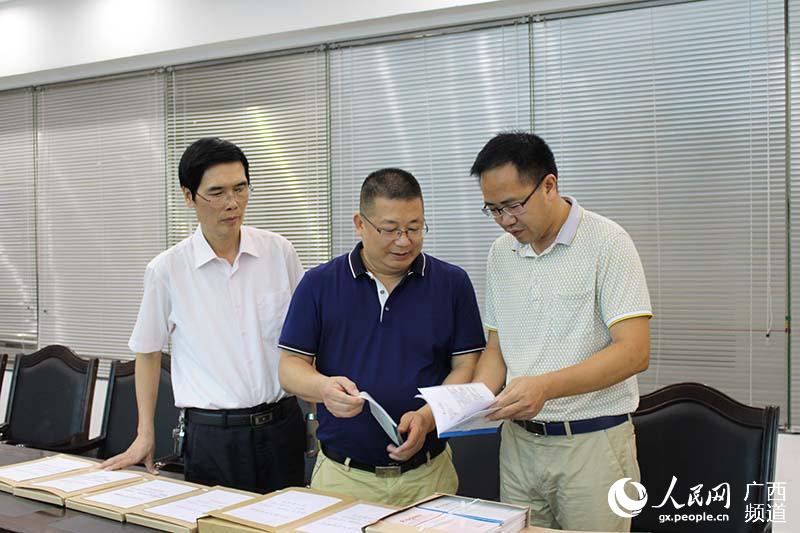 鳳山縣檢察院檢察長秦義永向韋亮前副書記（中）匯報干警學習情況