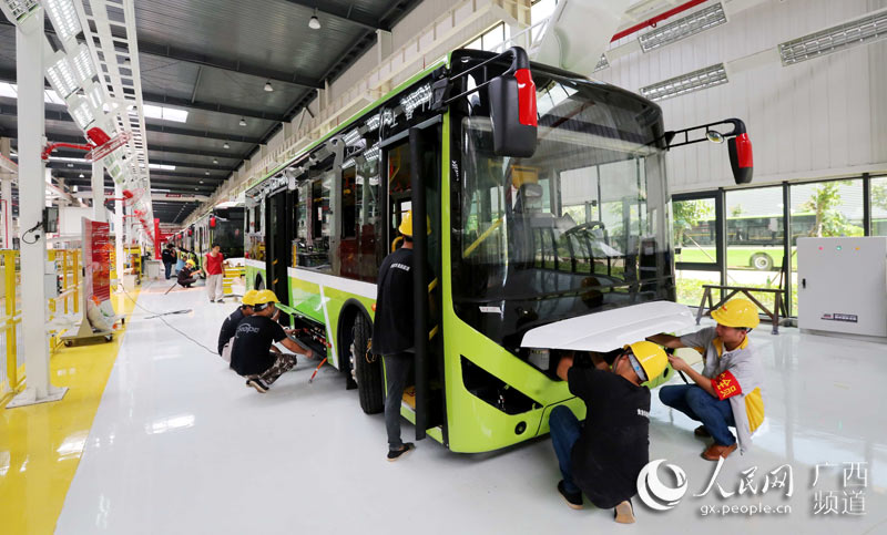 广西贵港：新能源汽车引领“绿色革命”
