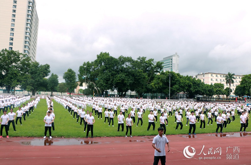 广西万名志愿者下基层推广八段锦和太极拳
