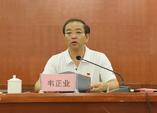 图为县委书记韦正业在县纪委派驻机构工作动员部署暨集体廉政谈话会