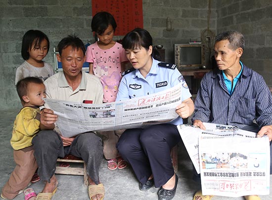 民警面對面解答群眾的咨詢