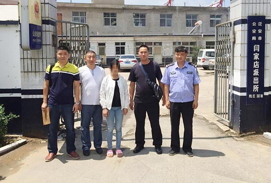 受害人小媚（中）被警方成功解救