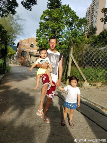 《醉玲珑》陈伟霆带外甥女出门 宋仲基抱娃展