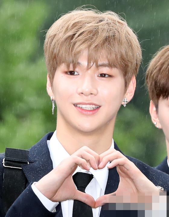 《produce101》wanna one现身"上班路" 赖冠霖弹发爱心姜丹尼尔朴志训