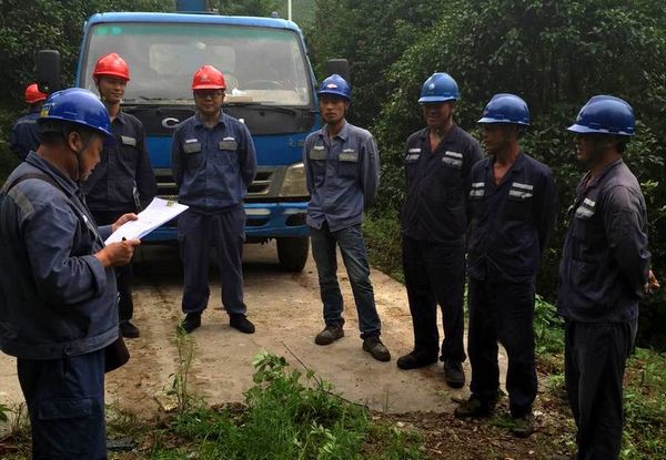 党员突击队:不让村民晚上摸黑